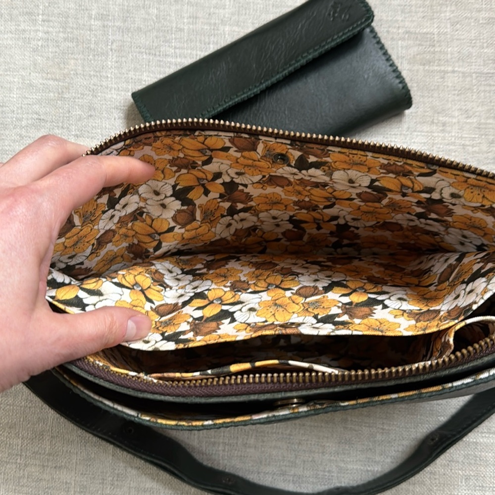 NEW Forest Green Queen Bee and Travel Wallet - Picture 7 of 13